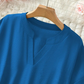👚🔥Modieuze losse top met korte mouwen – V-hals met inkeping, asymmetrische zoom en lichtgewicht stof (5 kleuren, S–2XL) 🌸